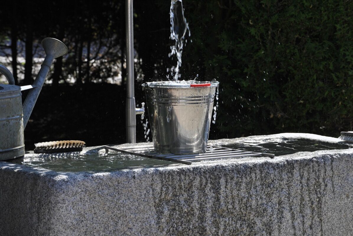 A side press wringer on a mop bucket